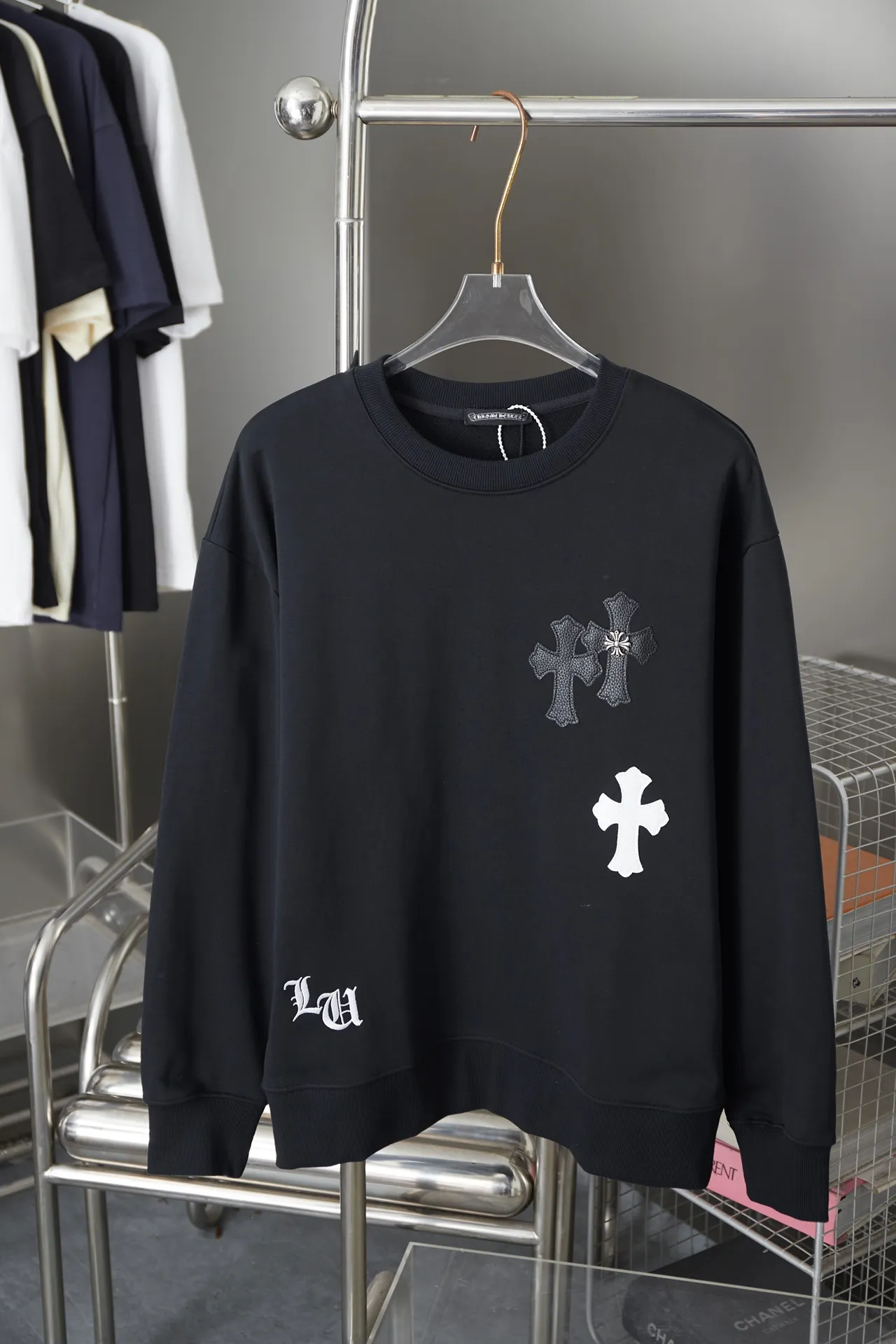 🅿️270 Ch＊ome Hearte 25FW Autumn and Winter Cross leather patch pullover round neck sweatshirt Light luxury essential item for daily commuting for men and women Correct version Welcome to compare Detailed features · Made of 480g pure cotton double yarn fish scale terry fabric · Dust-free facial singeing process Bottom suction Environmentally friendly reactive dyeing · Imported Tajima machine embroidery patch leather cross · Imported Tajima machine embroidered logo letters · Hand-stitched hardware Crochet heart · Double-needle sewing cross-stitching process · Original main mark, washed tag, moisture-proof paper packaging Color: White/Black Size: S M L XL